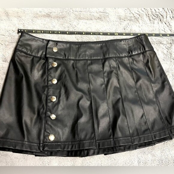 Vintage Y2K Lip Service Black Pleather Skirt Pleated with Buttons SZ Medium - Picture 7 of 10
